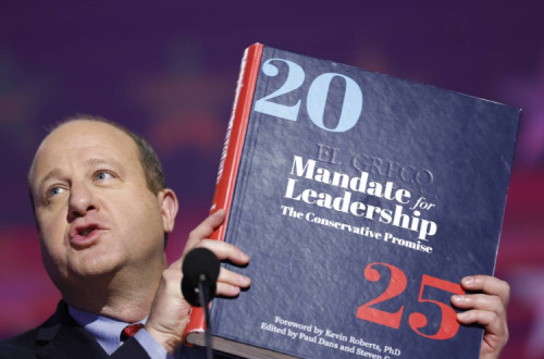 Jared Polis mostra a capa do Projeto 2025 na Convenção do Partido Democrático 