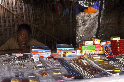 Farmácia de rua em África.