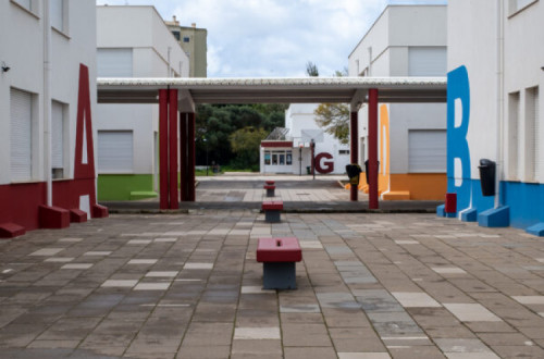 Exterior de uma escola básica