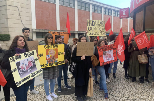 Trabalhadores do call center operado pela Reditus em manifestação