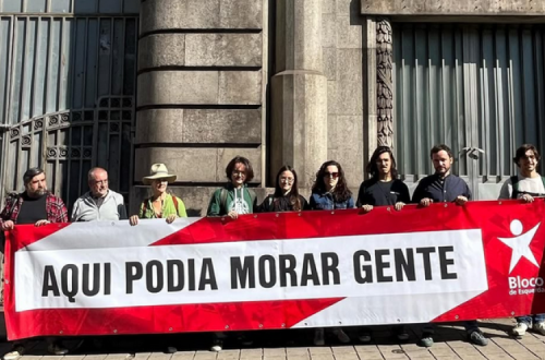 Comitiva do Bloco de Esquerda frente ao edifício do Exército