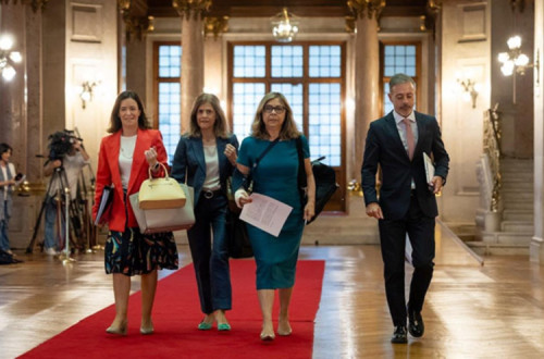 Ministra Ana Paula Martins, ladeada pelas secretárias de Estado Ana Povo e Cristina Vaz Tomé e o ministro dos Assuntos Parlamentares Pedro Duarte. Fot Min. Saúde/X