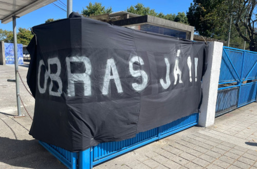 Faixa do portão da EB Eugénio de Andrade, no Porto