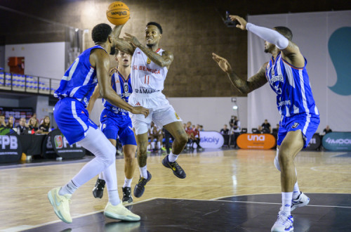Jogo de basquetebol entre Benfica e Porto para a Supertaça.