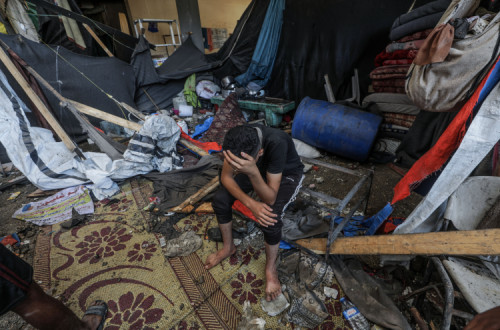Palestiniano reage à destruição de mais uma escola em Gaza.
