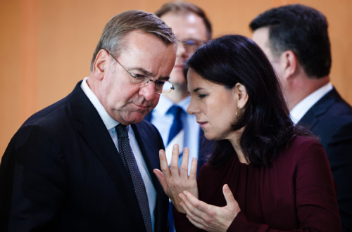 Boris Pistorius, ministro da Defesa, e Annalena Baerbock durante uma reunião do Governo alemão.
