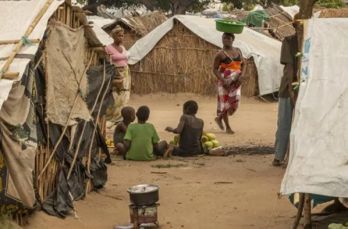 Crianças em assentamento para deslocados internos em Cabo Delgado. Foto Unicef/Mauricio Bisol