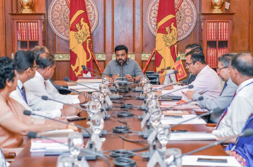 Anura Kumara Dissanayake reúne com quadros do Estado.