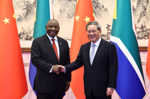 Primeiro-ministro chinês Li Qiang recebe o Presidente da África do Sul Cyril Ramaphosa na Cimeira do Fórum da Cooperação Sino-Africana
