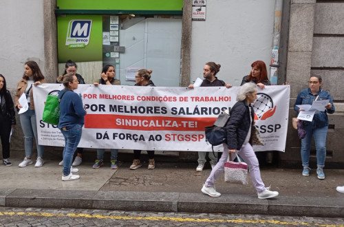 Manifestação dos trabalhadores frente ao Minipreço