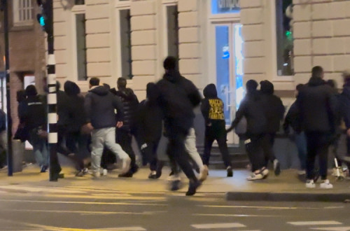 Adeptos do Maccabi atacam no centro de Amesterdão.