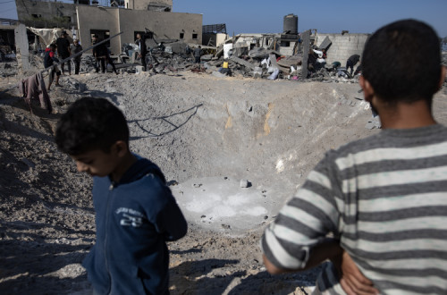  Palestinianos num local bombardeado por Israel em Khan Younis