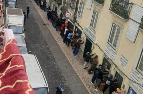 Imigrantes encostados à parede na Rua do Benformoso