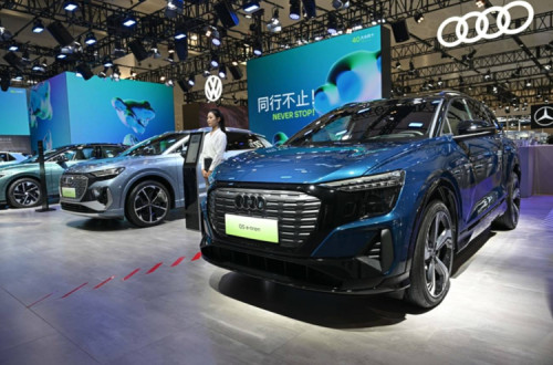Grupo Volkswagen aposta no mercado chinês. Modelos elétricos expostos em Haikou, na província de Hainan, no sul da China.