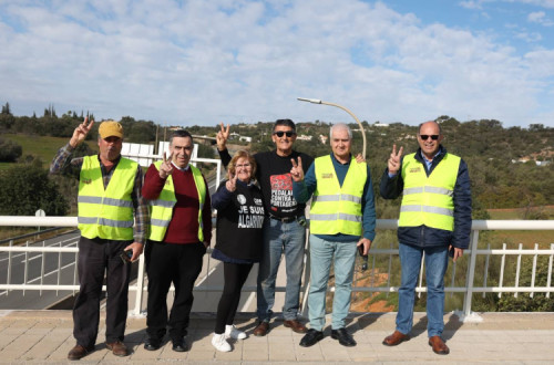 Membros da Comissão de Utentes da Via do Infante esta terça-feira em Loulé.
