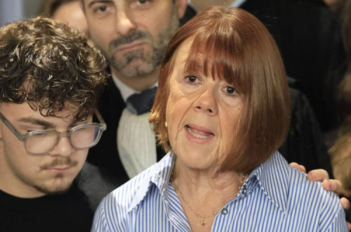 Gisèle Pelicot com um dos netos à saída do julgamento.