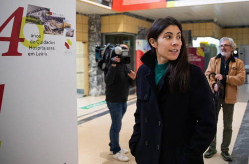 Mariana Mortágua à chegada ao encontro com quatro as comissões de utentes da Unidade Local de Saúde da Região de Leiria