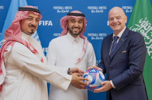 Yasser Al Misehal (presidente da federação saudita de futebol)  Príncipe Abdulaziz bin Turki Al Faisal (ministro do desporto) e  Gianni Infantino, presidente da FIFA, num encontro em Paris durante os Jogos Olímpicos de 2024.