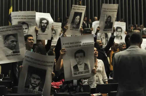 Protesto na Câmara de deputados lembra as vítimas da ditadura.