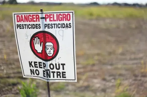 Sinal de perigo de pesticidas.