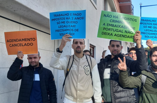Manifestantes argelinos frente à AIMA