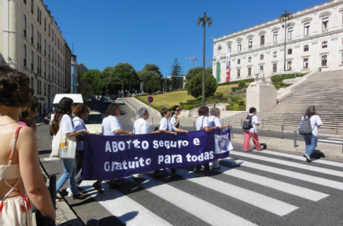 Ação pelo aborto seguro em frente ao Parlamento.