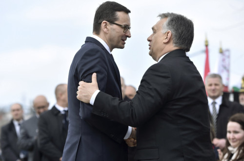 Mateusz Morawiecki, ex-primeiro-ministro polaco, com Orban.