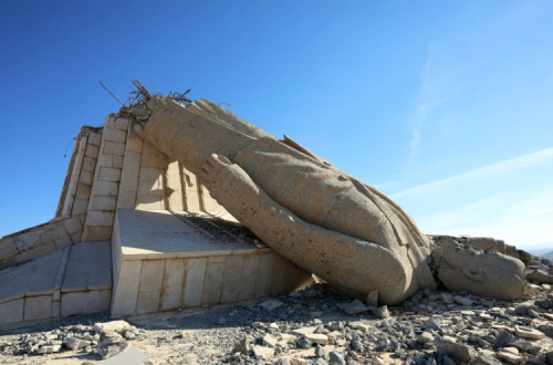 Estátua de Hafez al-Assad derrubada na Sìria.