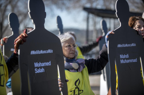 Uma ativista numa ação para denunciar o massacre de Melilla. 