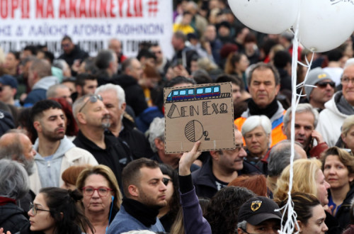 Manifestante em Atenas com cartaz onde se lê "Não tenho oxigénio"