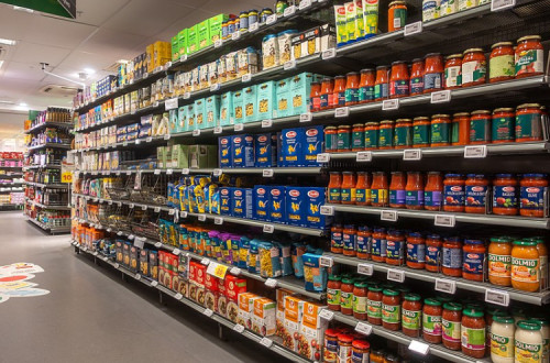 Prateleiras de supermercado.