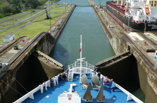 Navio a entrar no Canal do Panamá.