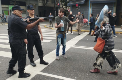 Repressão contra manifestação de apoio a reformados.