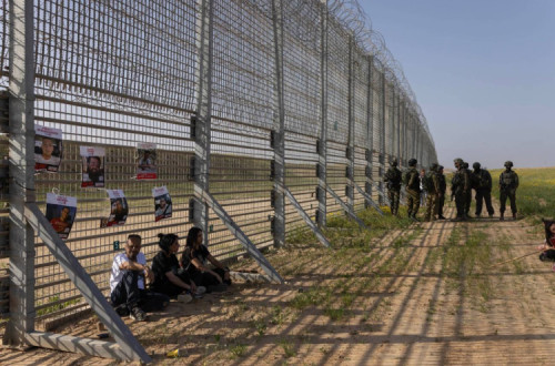 Einav Zangauker e vários familiares de reféns israelitas detidos em Gaza caminham junto à vedação da fronteira, protestando contra o recomeço da guerra de Israel, 18 de março de 2025.