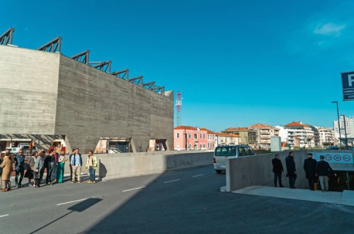 Parque de estacionamento de ReCafe.Parque de estacionamento de ReCafe.
