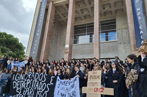 Manifestação de estudantes em frente à FDUL