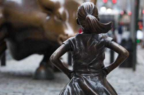 Estátua Fearless Girl em frente à estátua do Charging Bull em Nova Iorque. 
