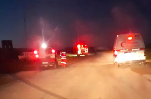 Imagem gravada pelo telemóvel de uma das vítimas mostra as ambulências co as luzes de emergência ligadas, quando dois socorristas saem em auxílio de uma das ambulâncias que saíra da estrada. Momentos depois, foram atacados peas tropas de Israel.