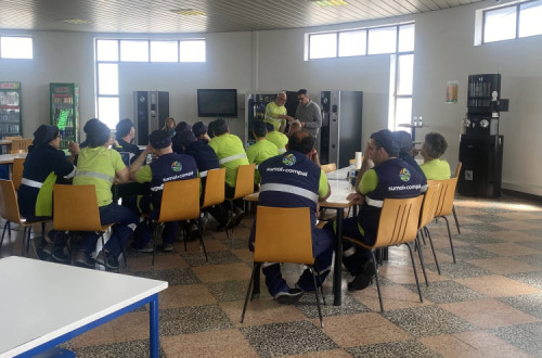 Trabalhadores da Sumol+Compal em reunião