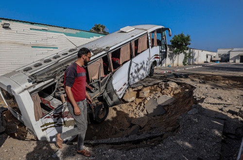 Resultado do bombardeamento ao hospital europeu. Foto de MOHAMMED SABER/EPA.