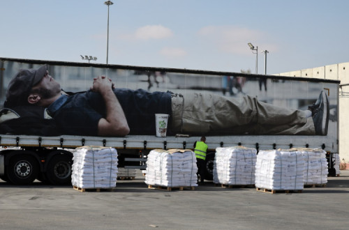 camião com ajuda humanitária