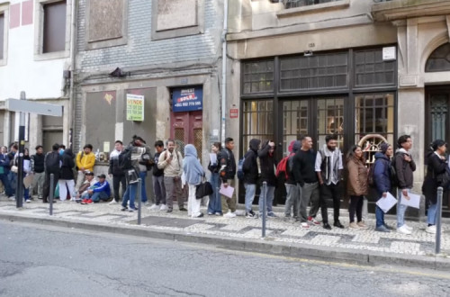 Fila à porta da Direção Geral de Assuntos Consulares no Porto