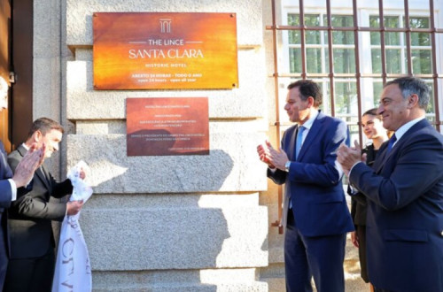 Primeiro-ministro descerra placa com o seu nome no hotel do cliente da Spinumviva