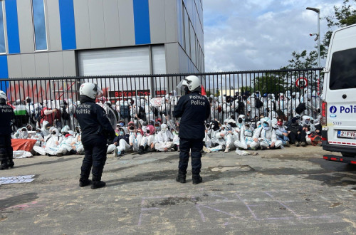 Ação de bloqueio. Foto do Stop Arming Israel Belgium.