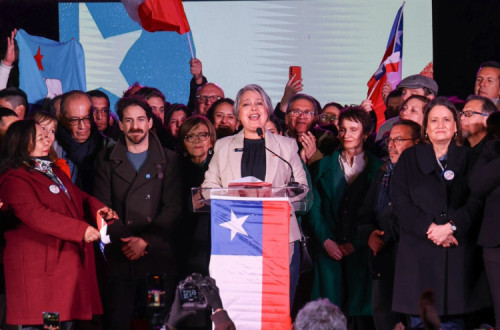 Jeannette Jara discursa aos apoiantes na noite da vitória das primárias. 