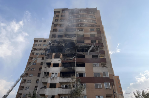 Edifício em Teerão destruído pelo ataque israelita. Foto de ABEDIN TAHERKENAREH.