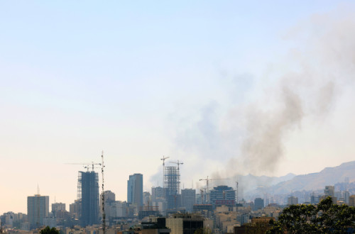 Fumo no centro de Teerão depois de ataque israelita. Foto de ABEDIN TAHERKENAREH/EPA/Lusa.