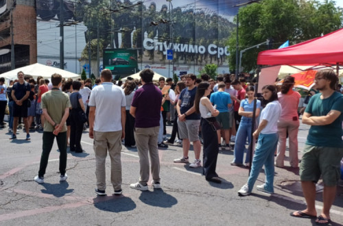  Belgrado, 11 junho 2025. Professores, estudantes, ativistas, cumprem na sua zona de ocupação em Belgrado 16 minutos de silêncio em memória das vítimas do colapso na estação ferroviária de Novi Sad. Um ritual diário que se inicia às 11h52, quando ocorreu o desmoronamento em 1 de novembro de 2024