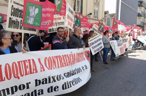 Trabalhadores protestam à porta da associação patronal do turismo.