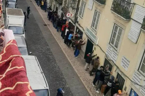 Polícia encosta imigrantes à parede na rua do Benformoso